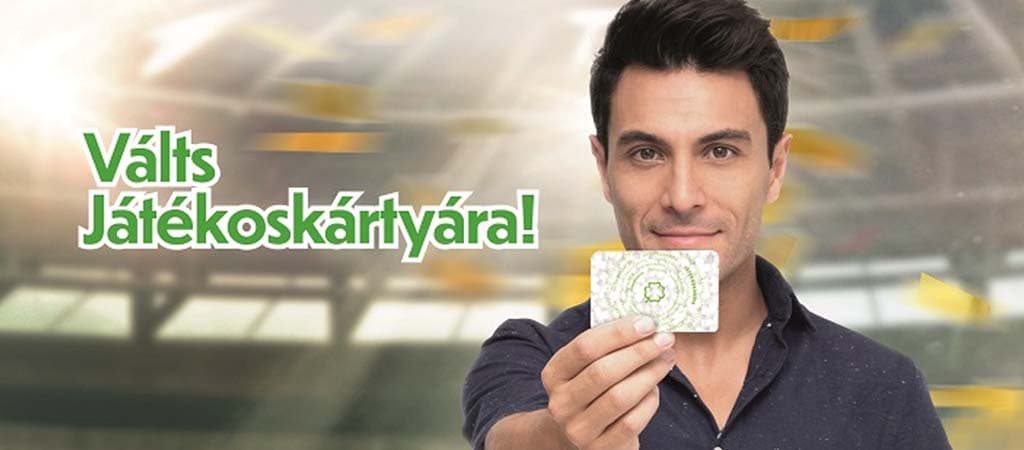Férfi játékoskártyát tart a kezében, szerencsejátékhoz kapcsolódó reklámkép a „Válts Játékoskártyára!” felirattal.