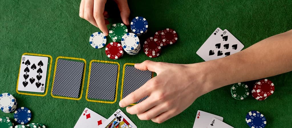Kezek pakolnak zsetonokat és kártyákat kaszinóasztalon, izgalmas pókerjáték közben a profi versenyen.