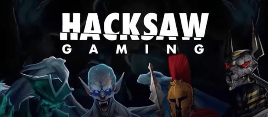 Hacksaw Gaming logó sötét háttéren, horror karakterekkel, fantasy és mitológiai témájú kaszinójátékokból.