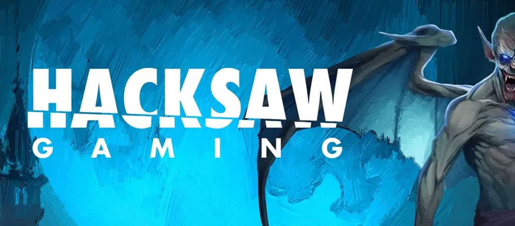 Hacksaw Gaming logó kék háttéren, denevérszárnyas szörnykarakterrel.
