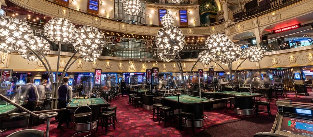 Az 1863-ban alapított és jelenleg Monacóban található Casino de Monte-Carlo az egyik leghíresebb és legfényűzőbb kaszinó.