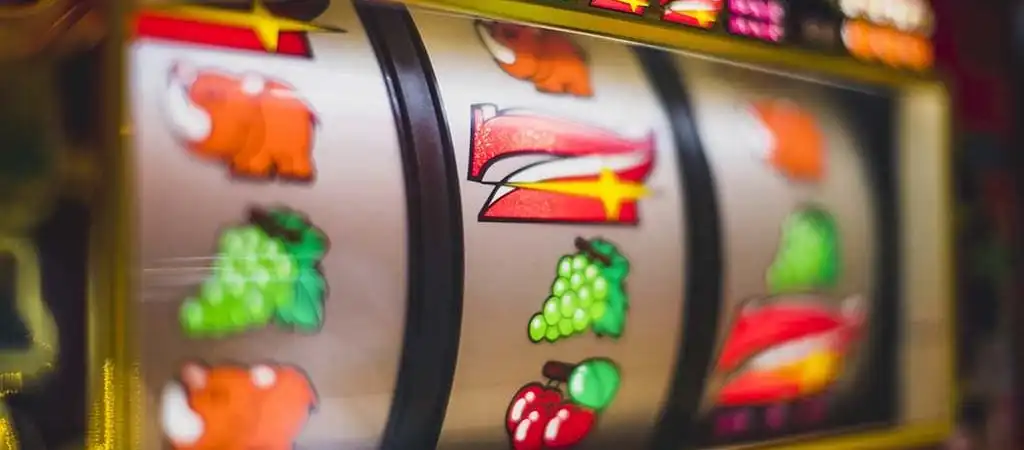 Online nyerőgép gyümölcs szimbólumokkal, klasszikus kaszinó slot játék képernyője.