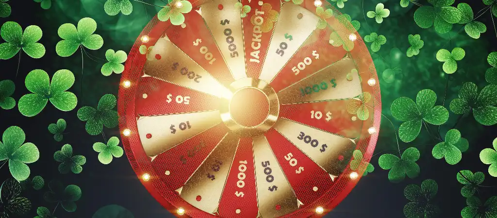 Fénylő jackpot szerencsekereket körülveszik négylevelű lóherék zöld háttérrel.