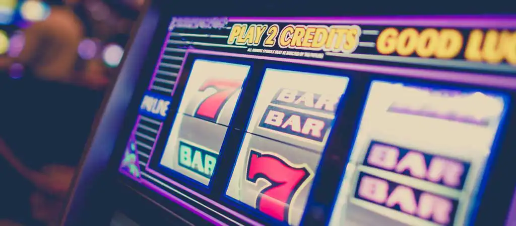Online kaszinó nyerőgép kijelzője piros hetessel és BAR jellel.