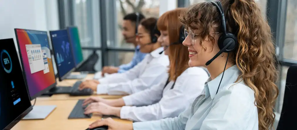 Ügyfélszolgálati munkatársak headsettel modern irodában, online kaszinó támogatására fókuszálva.