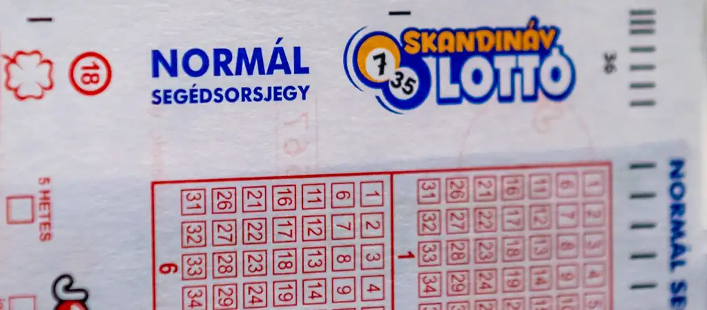 Skandináv lottó szelvény részlete a játék logójával és normál segédsorsjegy felirattal, közelről fotózva.